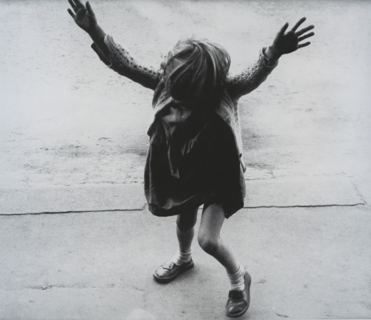 Roger Mayne : Girl About to do a Handstand, 1957