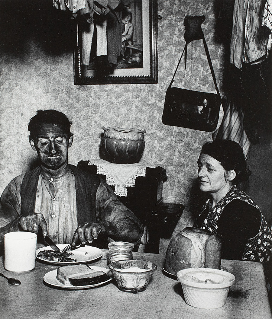 Bill Brandt : Northumbrian miner at his evening meal, 1937