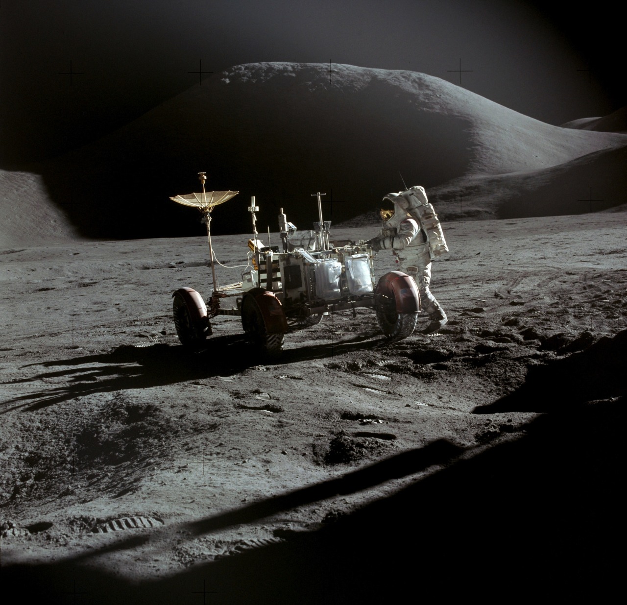 Commandant David Scott : Jim Irwin près du rover lunaire. 1971