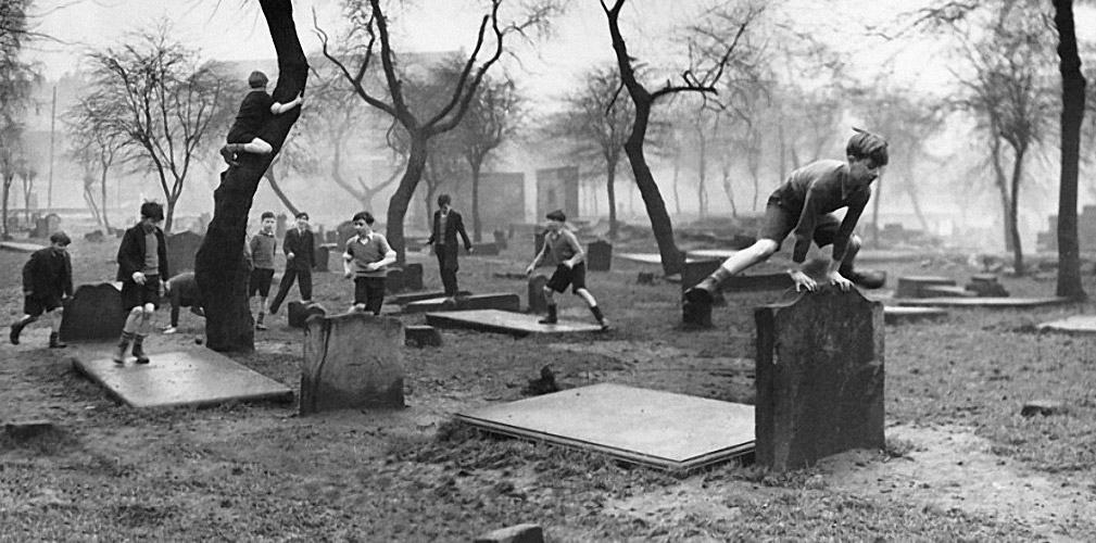 Enfants jouant dans un cimetière (inconnu)