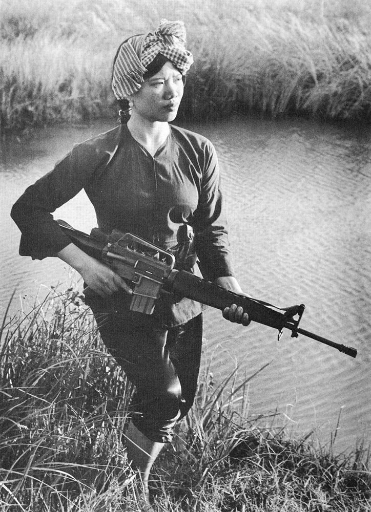 Femme combattante, Vietnam, 1973